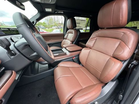 New 2026 Lincoln Navigator L Reserve AWD/4WD image 18