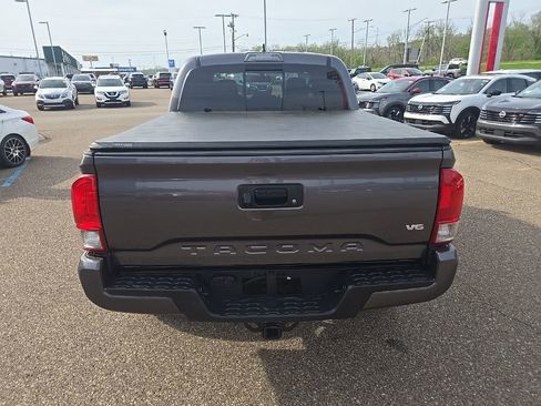 Used 2017 Toyota Tacoma TRD Sport w/ Tow Package (A/T) image 33