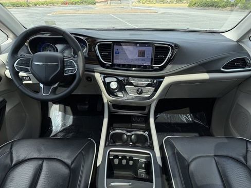 Used 2023 Chrysler Pacifica Limited FWD image 47