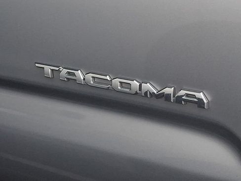 Used 2018 Toyota Tacoma Limited AWD/4WD image 5