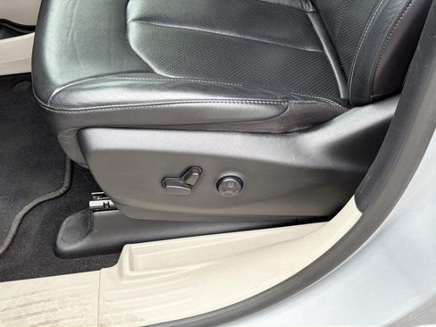 Used 2022 Chrysler Pacifica Touring-L FWD image 23