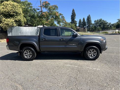 Used 2018 Toyota Tacoma SR5 RWD image 9