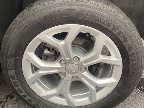 Used 2024 Jeep Compass Latitude image 10