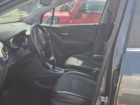 Used 2019 Chevrolet Trax LT w/ LT Convenience Package FWD image 6