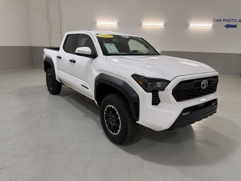 Used 2025 Toyota Tacoma TRD Off-Road AWD/4WD image 4