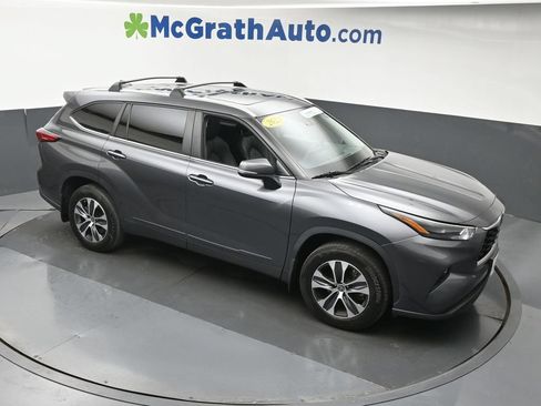 Used 2023 Toyota Highlander XLE AWD/4WD image 3
