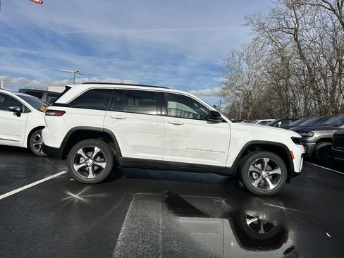 New 2026 Jeep Grand Cherokee Limited AWD/4WD image 17