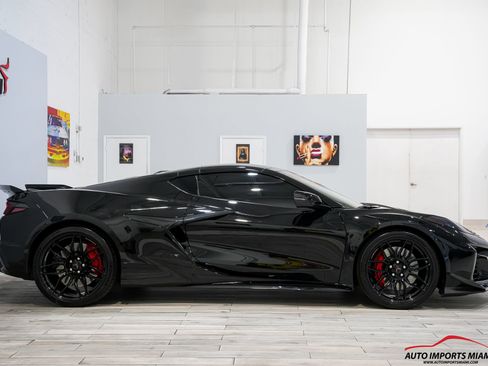 Used 2025 Chevrolet Corvette Z06 RWD image 27