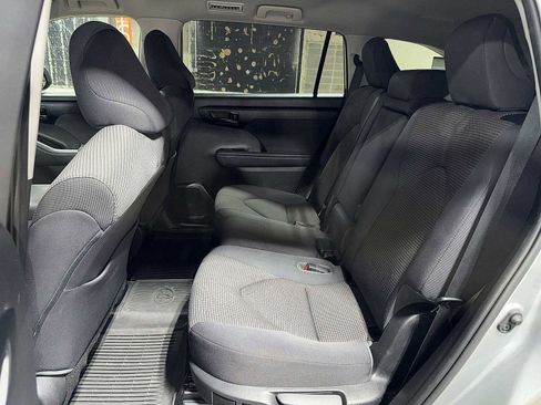 Used 2021 Toyota Highlander LE image 17