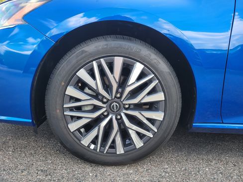 Used 2025 Nissan Altima 2.5 SV FWD image 9