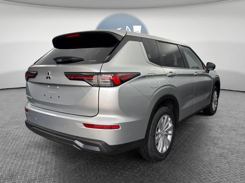 New 2026 Mitsubishi Outlander ES image 3