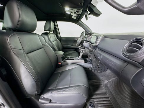 Used 2020 Toyota Tacoma TRD Off-Road w/ TRD Premium Off Road Package image 31