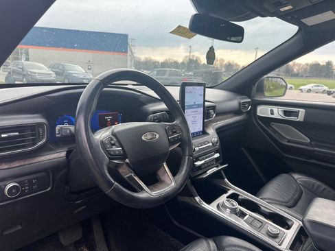 Used 2020 Ford Explorer Platinum w/ Premium Technology Package image 16