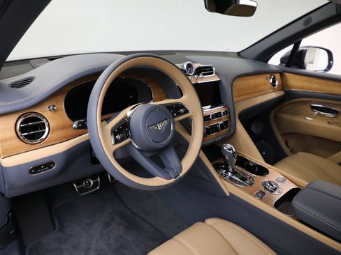 New 2025 Bentley Bentayga Extended Wheelbase image 17