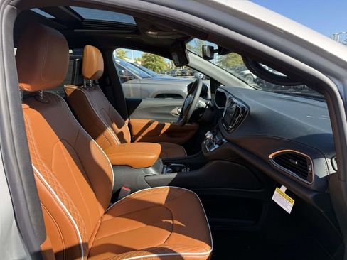 New 2026 Chrysler Pacifica Pinnacle FWD image 18