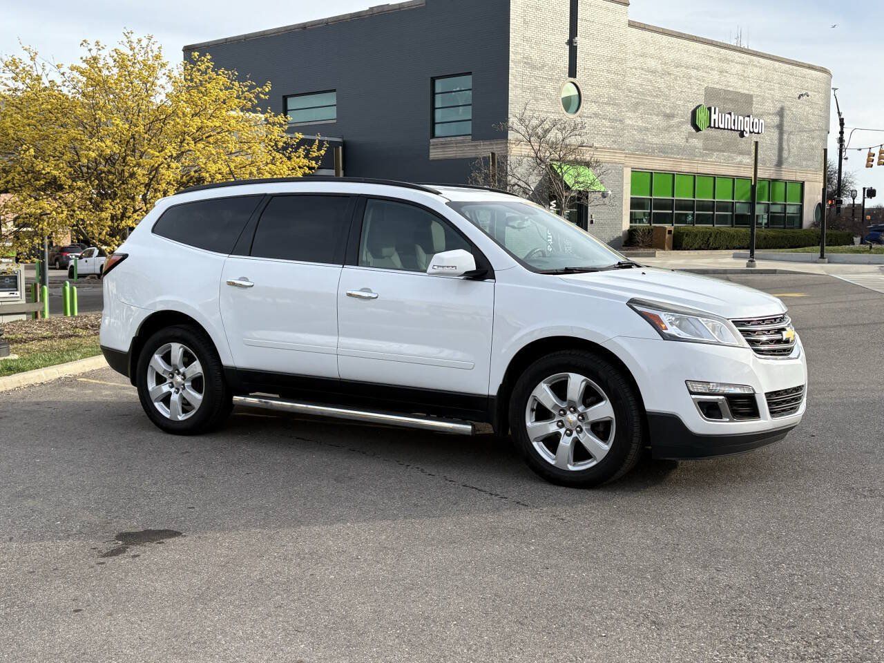 Used 2017 Chevrolet Traverse LT w/ Style and Technology Package FWD image 7