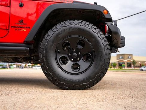 Used 2017 Jeep Wrangler Unlimited Rubicon w/ Connectivity Group AWD/4WD image 21