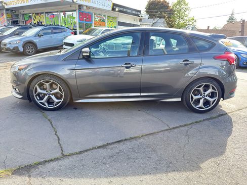 Used 2018 Ford Focus ST FWD image 3