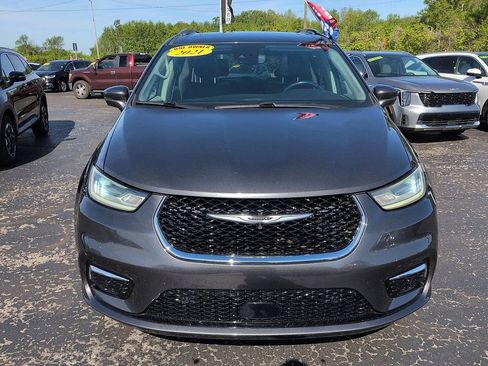 Used 2021 Chrysler Pacifica Touring-L w/ Premium & Safety Sphere Group FWD image 3
