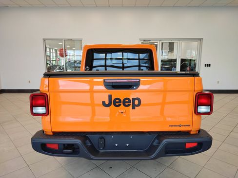 Used 2025 Jeep Gladiator Sport AWD/4WD image 4