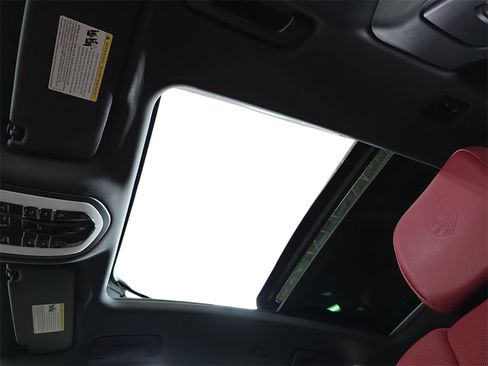 Certified 2025 Porsche Macan image 28