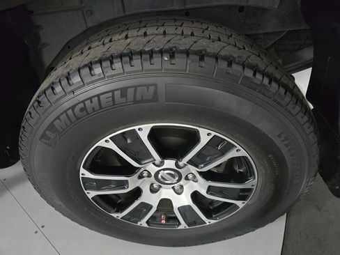 Used 2021 Nissan Titan SV w/ SV Convenience Package image 10