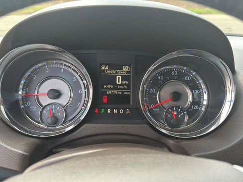 Used 2016 Chrysler Town & Country Touring FWD image 22