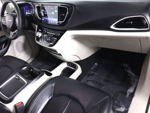 Used 2022 Chrysler Pacifica Touring-L w/ Uconnect Theater Family Group FWD image 45