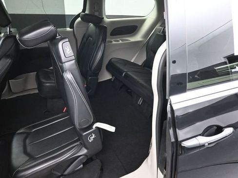 Used 2024 Chrysler Pacifica Touring-L image 28