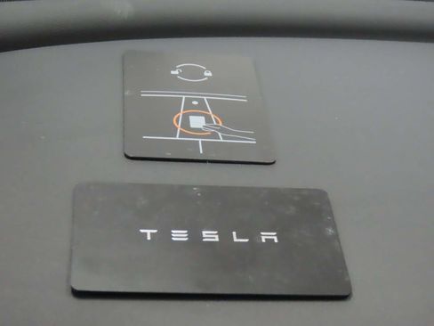 Used 2025 Tesla Model Y Long Range AWD/4WD image 18
