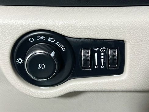 Used 2024 Chrysler Pacifica Touring-L image 23