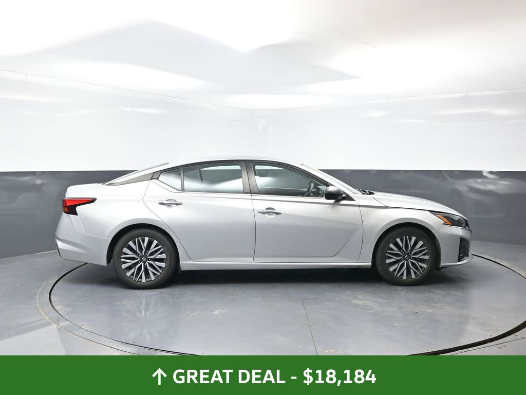 Used 2024 Nissan Altima 2.5 SV FWD image 3