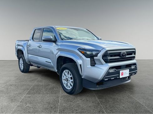 Certified 2025 Toyota Tacoma SR5 AWD/4WD image 8