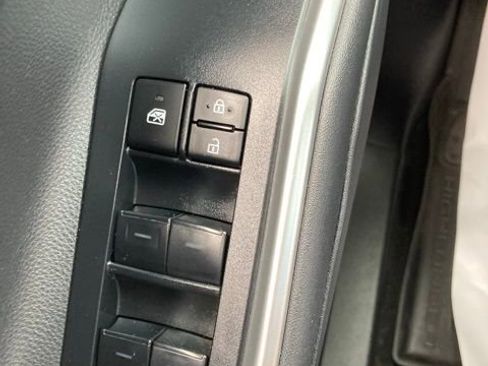 Used 2023 Toyota Highlander XLE image 47