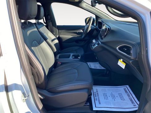 New 2026 Chrysler Pacifica Select image 15