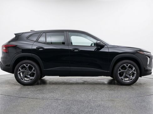 Used 2025 Chevrolet Trax LT FWD image 11