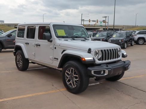 Used 2026 Jeep Wrangler Unlimited Sahara AWD/4WD image 4