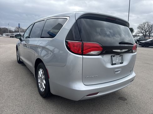 Used 2023 Chrysler Voyager LX image 3