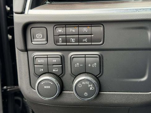 Used 2025 Chevrolet Suburban LS image 22