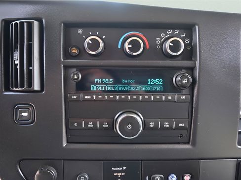 Used 2017 Chevrolet Express 3500 RWD image 19