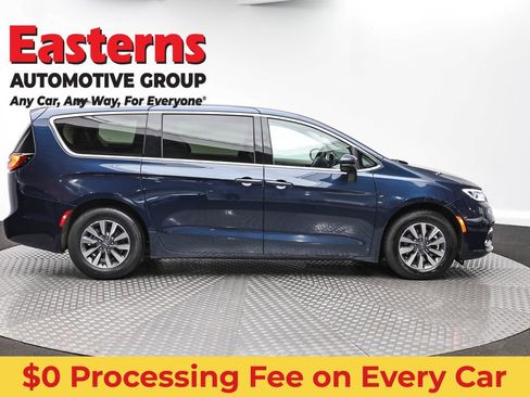 Used 2023 Chrysler Pacifica Touring-L FWD image 4