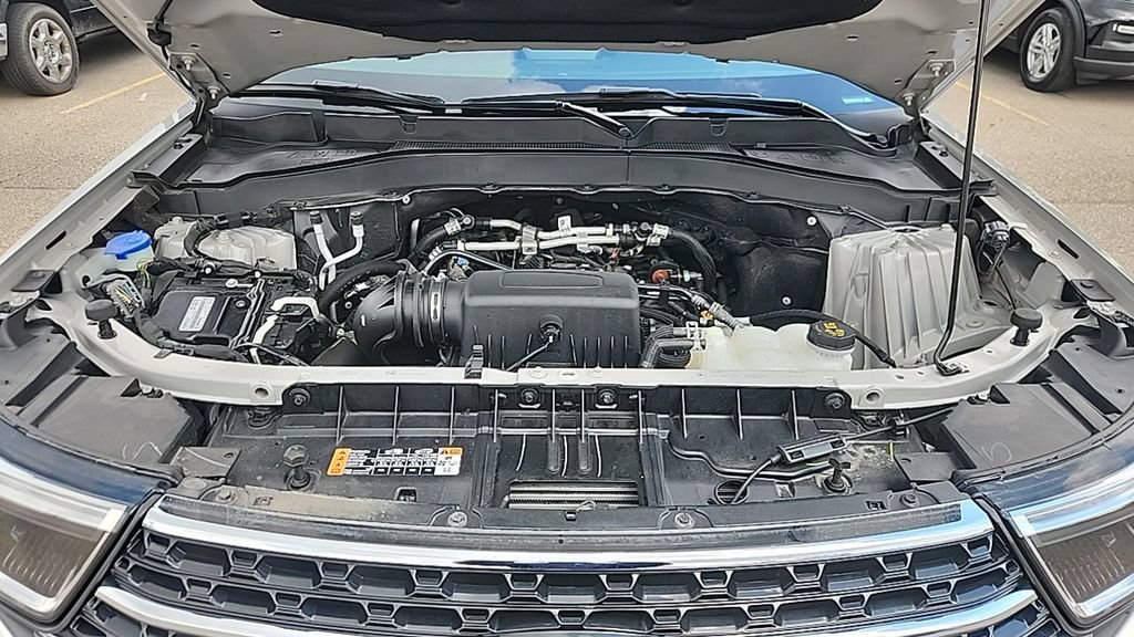 Used 2024 Ford Explorer XLT w/ Equipment Group 202A AWD/4WD image 9