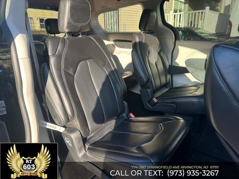 Used 2024 Chrysler Pacifica Touring-L image 15