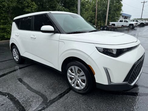 Used 2023 Kia Soul LX FWD image 5