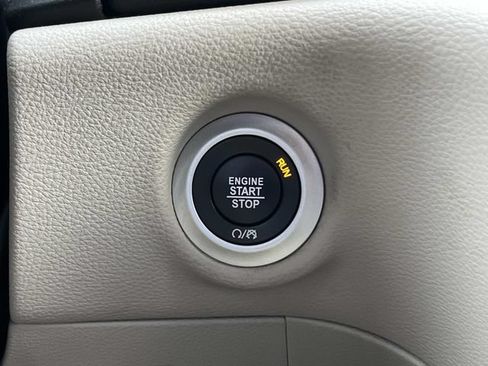 Used 2022 Chrysler Pacifica Limited FWD image 36