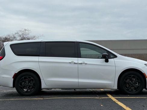 Used 2024 Chrysler Pacifica Select image 8