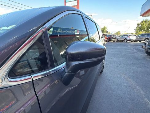 Used 2023 Chrysler Pacifica Touring FWD image 12
