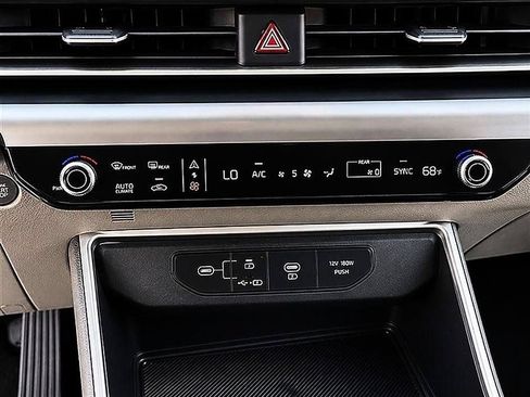 Used 2025 Kia Carnival FWD image 7