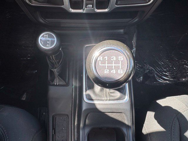 Used 2018 Jeep Wrangler Unlimited Sahara w/ Cold Weather Group AWD/4WD image 21
