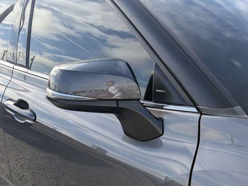Used 2022 Toyota Highlander LE FWD image 9